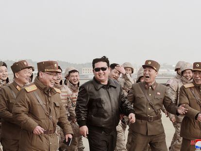 El líder norcoreano, Kim Jong-un, junto a unos militares durante lo que, según los medios oficiales, fue el lanzamiento del misil intercontinental Hwasong-17 el pasado jueves.