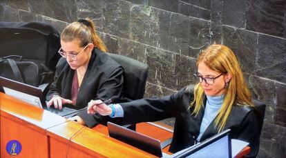 La abogada, Sylvia Córdoba y su procuradora, Rocío Crespo, durante la vista oral del juicio de Atrio.