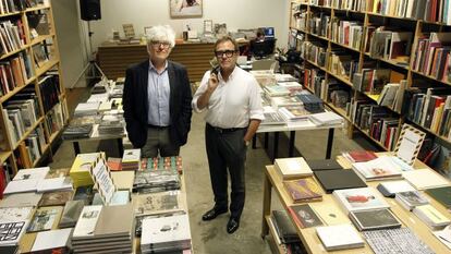 Alberto Fesser (a la izquierda) y Alberto Anaut, en la librería de La Fábrica.