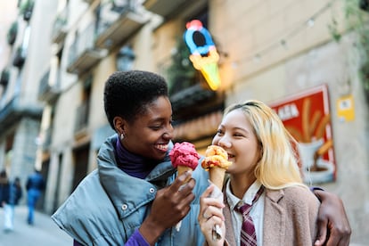 Los más jóvenes rechazan lo que consideran estereotipos “desagradantes” de los clichés románticos, como las tramas que sugieren que las relaciones son necesarias para la felicidad, que los protagonistas masculinos y femeninos siempre terminen juntos románticamente o la abundancia de tramas centradas en triángulos amorosos.
