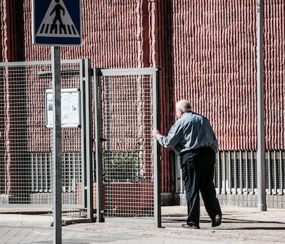 El sacerdote acusado, en la puerta de la parroquia de Vicálvaro donde ha estado hasta el mes de abril, cuando fue apartado tras una denuncia de abusos.