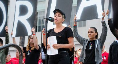 Lady Gaga, durante la vigilia dedicada a las víctimas del tiroteo en Orlando.