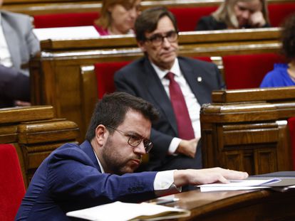 El líder de la oposición, Salvador Illa (d), observa al presidente de la Generalitat, Pere Aragonès (i), durante un pleno del Parlament.