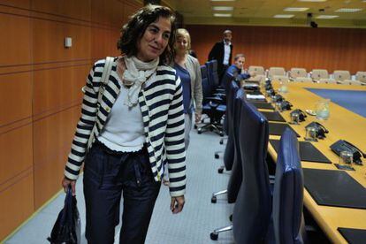Cristina Uriarte se dirige a iniciar su comparecencia en la comisión del Parlamento vasco.