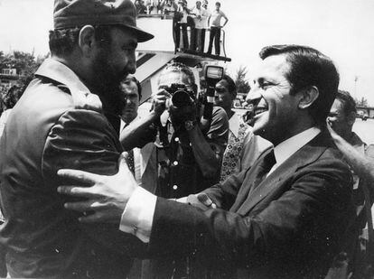 1978. El presidente del Gobierno de España, Adolfo Suárez abraza al presidente de Cuba Fidel Castro, a la llegada del mandatario español al aeropuerto de La Habana, durante un viaje a Cuba.