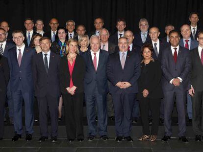 El ministre d'Afers Exteriors, José Manuel García-Margallo, amb l'altra representant de la UE, Federica Mogherini, i el ministre d'Afers Exteriors de Jordània, Nasser Judeh.
