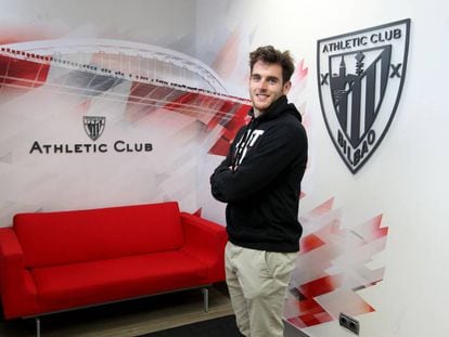 Ibai Gómez posa junto al escudo del Athletic.