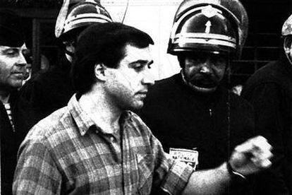 El etarra Henri Parot, en 1988 tras ser detenido en una manifestación en Francia