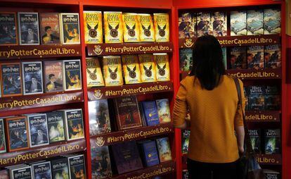 Varios libros en castellano de la saga de Harry Potter, en una librer&iacute;a.  