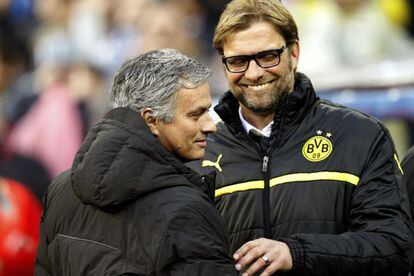 Mourinho y Klopp se saludan antes del partido