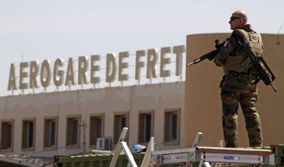 Un soldado francés cubre la entrada de una base cerca de Bamako.