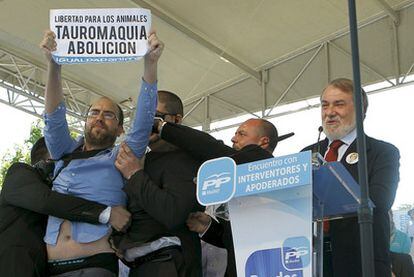 Un antitaurino irrumpió en el escenario del mitin del PP en Valdemoro, mientras intervenía Mayor Oreja. El activista mostró un cartel con el lema: "Tauromaquia abolición".