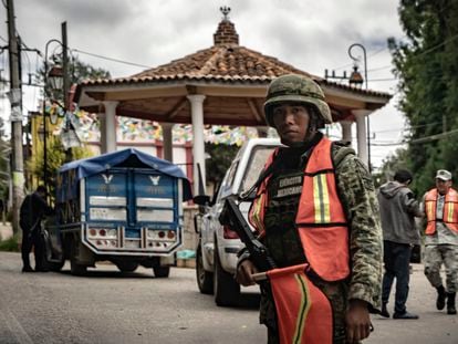 Elementos de la Guardia Nacional, del ejército mexicano y policía estatal realizan un operativo en San Cristóbal de las Casas, Chiapas.