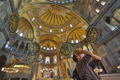 Desde la remota Indonesia, que cuenta con la mayor población musulmana del mundo, con más de 200 millones de fieles, hasta la más cercana y europea isla de Chipre, visitamos diez templos musumalnes fascinantes, como la basílica de Santa Sofía, en Estambul.