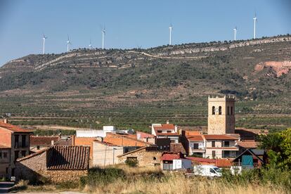 Aerogeneradores del plan eólico de Aras de los Olmos, que llevan la energía fuera de la población.