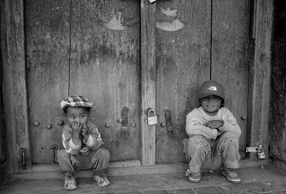 "Gyantse, localidad de paso obligado para el viajero en su periplo por Tíbet donde se encuentra el bellísimo Monasterio de Palcho y la magnética Fortaleza Dzong, lugares de culto para los tibetanos. Durante uno de los pocos paseos en soledad -cada vez que nos era posible dar esquinazo al guía impuesto por el gobierno chino -me topé con la imagen reflejada en la instantánea".