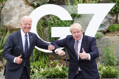 Joe Biden y Boris Johnson se saludan este miércoles en Carbis Bay, en Cornualles.