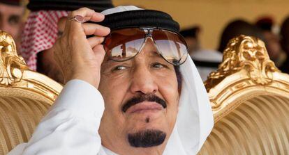 El rey de Arabia Saud&iacute;, Salman bin Abdulaziz, durante unos ejercicios militares el pasado d&iacute;a 10.