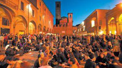 Estudiantes en la plaza de Santo Stefano en Bolonia, una de las ciudades europeas que m&aacute;s erasmus atraen.