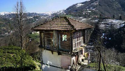 Foto del presidente turco junto a su madre en una casa de la aldea de Dumankaya (Rize), de la que procede la familia Erdogan.