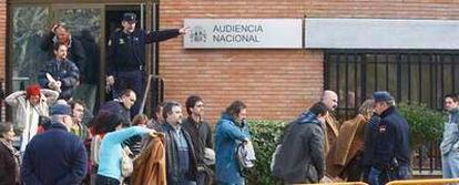 Familiares de los acusados son desalojados del pabellón de la Audiencia Nacional en la Casa de Campo.