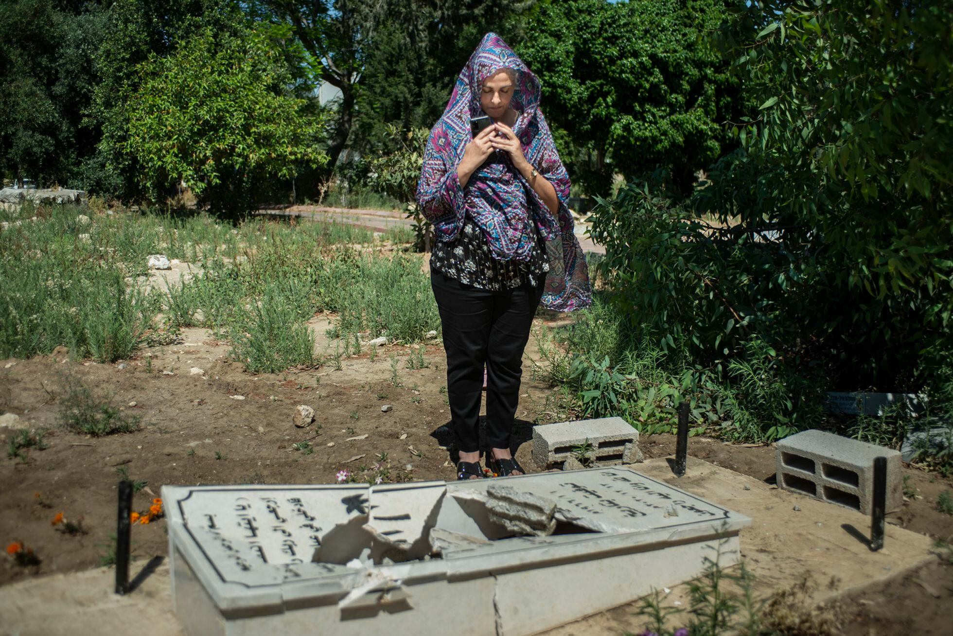 La concejala árabe Maha Naqib, ante lápidas rotas en tumbas del cementerio musulmán por vándalos judíos, este viernes en Lod.
