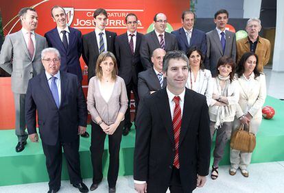 El exjugador Josu Urrutia, en primer término, junto a los miembros de su candidatura.