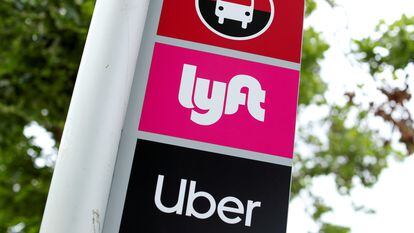 Una señal con los logos de Lyft y Uber en San Diego, California.