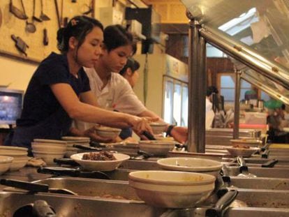 Mitad restaurante, mitad &#039;tea house&#039; callejera, Feel Myanmar Food se est&aacute; convirtiendo en parada obligatoria entre los turistas que visitan Yang&oacute;n.