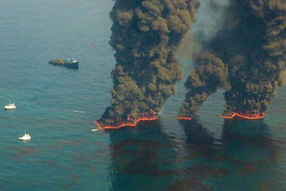 Imagen tomada por la Guardia Costera que muestra un incendio controlado de parte del vertido de petróleo en el Golfo de México. Las autoridades estadounidenses han constatado hoy que parte del crudo ha llegado ya al delta del Misisipi.