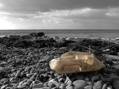 Restos de pl&aacute;stico en una playa.