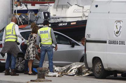 La policia custodia los cuerpos de las dos turistas inglesas en el puerto de Blanes.