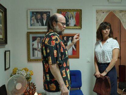 El director Santiago Segura habla con Maribel Verdú durante el rodaje de 'Sin rodeos'. En vídeo, el tráiler de la película.