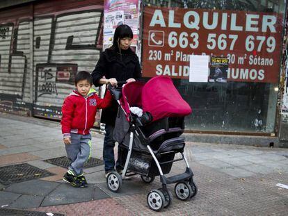 Una familia china pasea por el distrito de Tetuán, en Madrid, en 2014.