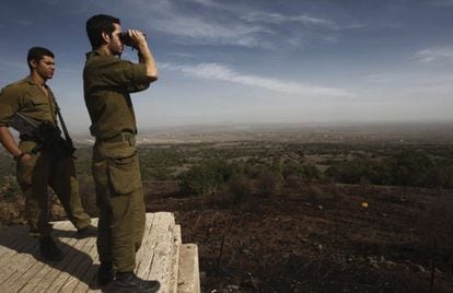 Soldados israel&iacute;es vigilan en la frontera con Siria en los altos del Gol&aacute;n.