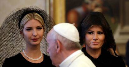 El papa Francisco, entre Ivanka (izquierda) y Melania Trump (derecha), en una audiencia en el Vaticano el 24 de mayo pasado. 