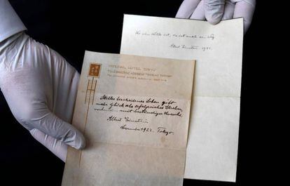 Las dos cartas de Einstein subastadas en Jerusalén.