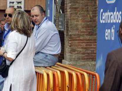 David Serra, antes del comienzo de un mitin de Rajoy durante las elecciones del 22-M.