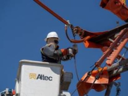 Trabajador en un tendido eléctrico.