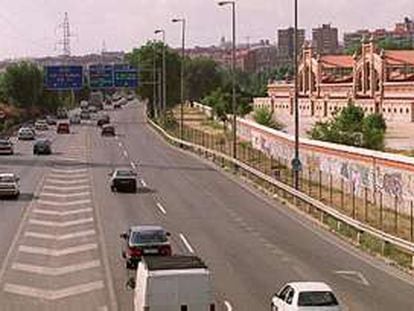 La autovía M-30, con el antiguo matadero a la derecha y el cauce del Manzanares a la izquierda.