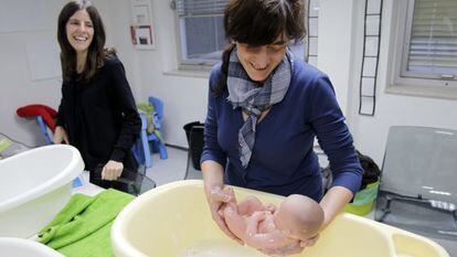 Mar&iacute;a y Esther practican con un mu&ntilde;eco durante una clase de la Escuela de Padres del hospital La Paz.