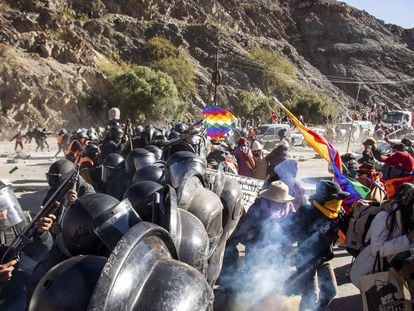 La policía contiene una protesta en contra de la reforma constitucional en Jujuy, en el norte e Argentina, este fin de semana.