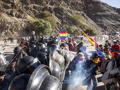 La policía contiene contiene una protesta en contra de la reforma constitucional en Jujuy, en el norte e Argentina, este fin de semana.