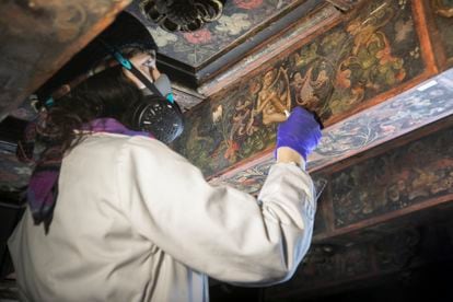 Trabajos en uno de los techos del Ayuntamiento de Barcelona en los que se han localizado pinturas renacentistas.