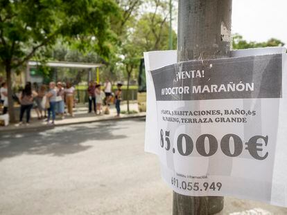 Cartel anunciando la venta de una vivienda en el barrio de La Macarena, este viernes en Sevilla.