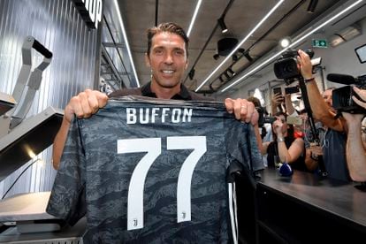 Gianluigi Buffon posa con su camiseta durante la apertura de la nueva tienda de la Juventus en Milán, 2019.
