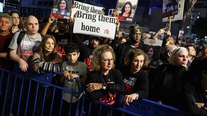 Familiares y defensores de los rehenes capturados en Israel el pasado 7 de octubre exigen su liberación, este sábado en Tel Aviv.