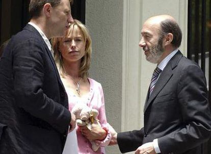 Alfredo Pérez Rubalcaba conversa con los padres de Madeleine McCann en la sede del Ministerio del Interior en Madrid