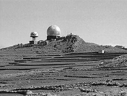 Antenas de radar en Las Peñas del Cache (Lanzarote). La mayor es la militar y provoca interferencias en la antena civil.