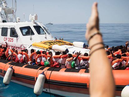 Traspaso de migrantes a las autoridades italianas.